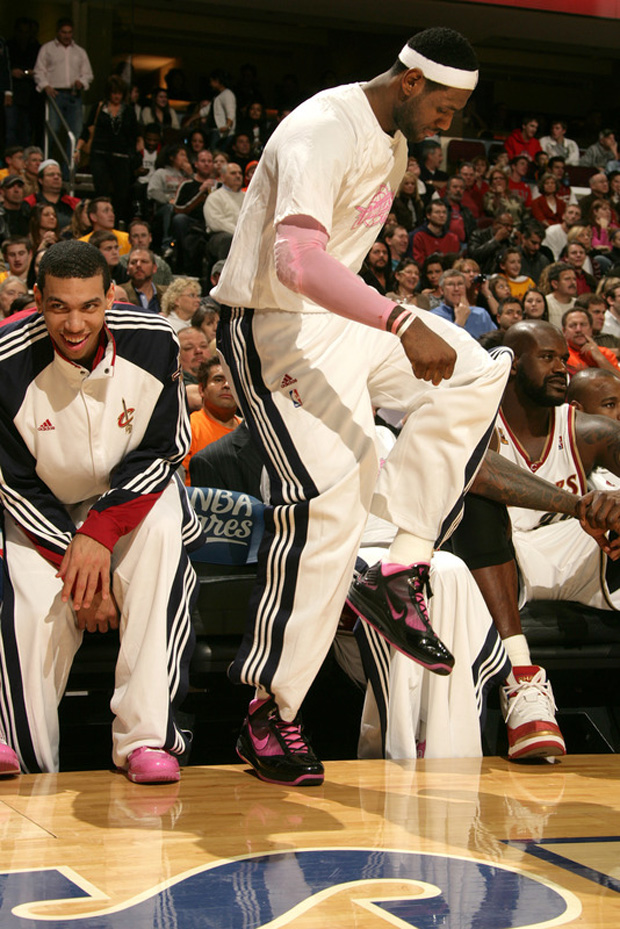 lebron james pink basketball shoes