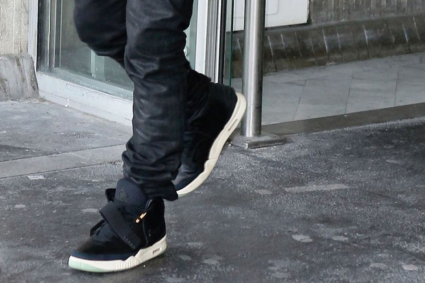 Típicamente Seis fiesta Kanye West Wearing Nike Air Yeezy II | Hypebeast