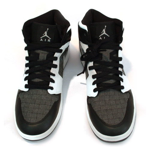 Как зашнуровать кроссовки джорданы. Nike Air Jordan шнуровка. Шнуровка Air Jordan 1.