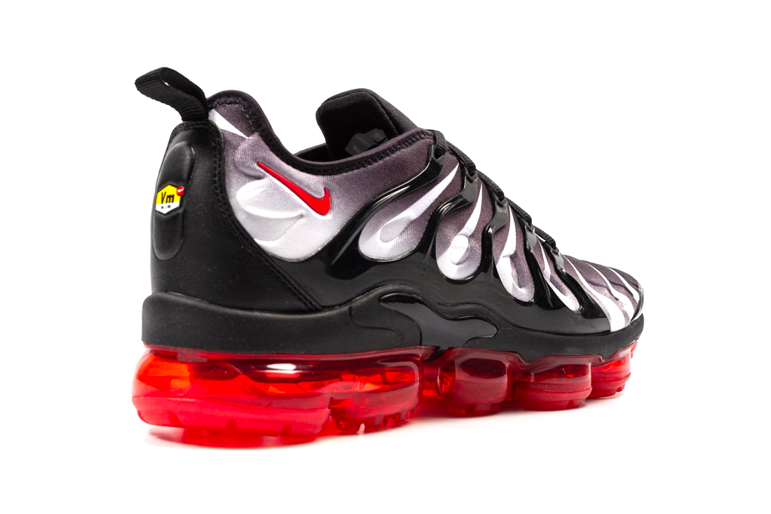 black and red nike air vapormax