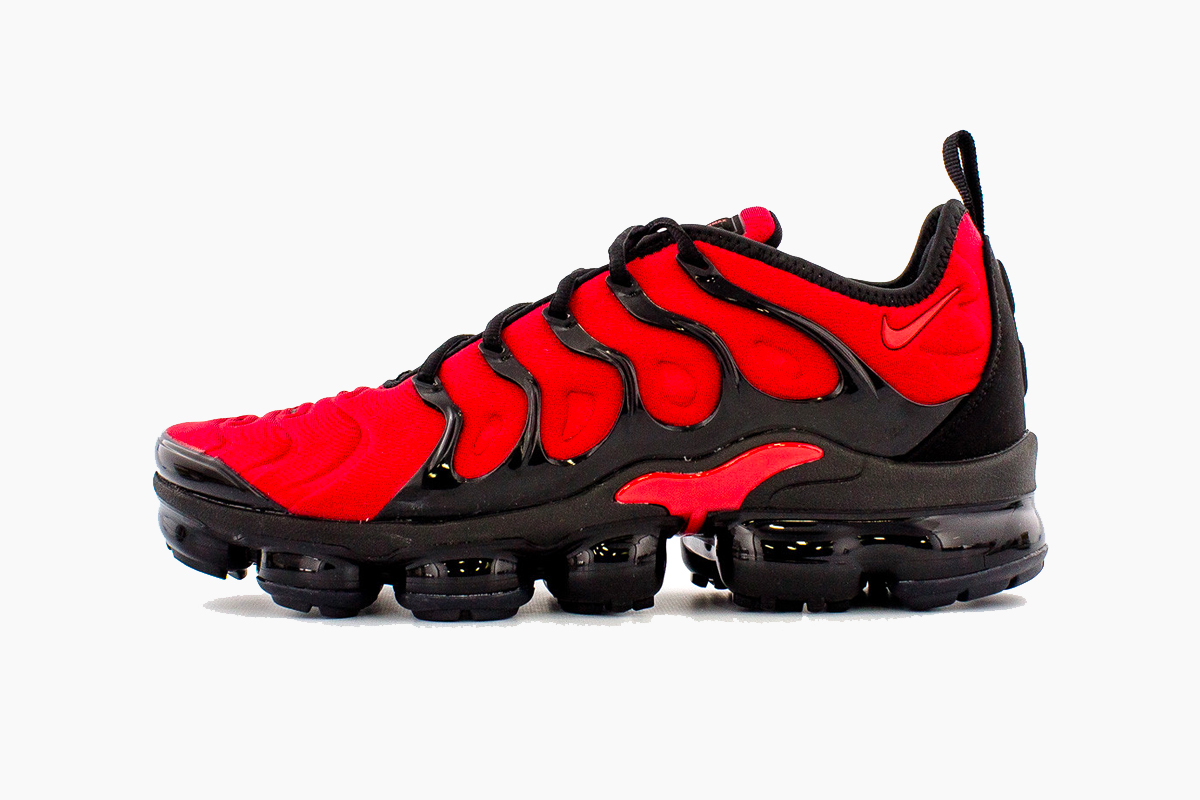 all black and red vapormax plus