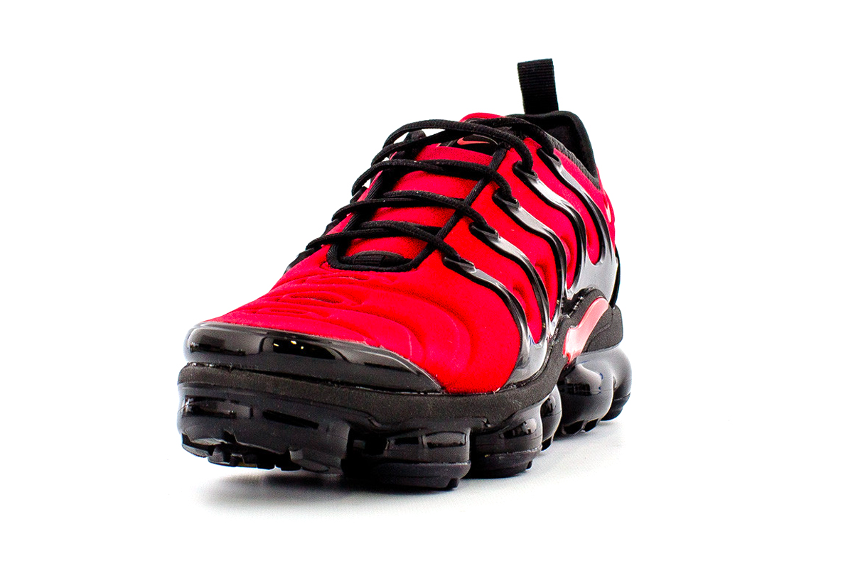 black and red nike vapormax plus