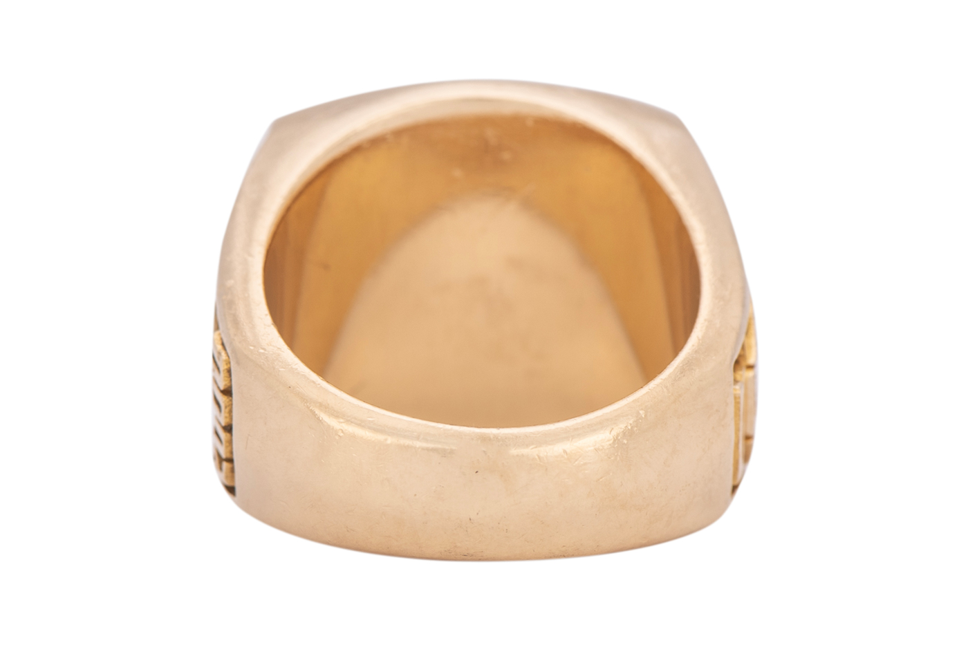 https://hypebeast.com/image/2020/05/kobe-pamela-bryant-los-angeles-lakers-championship-ring-206-000-usd-auction-004.jpg