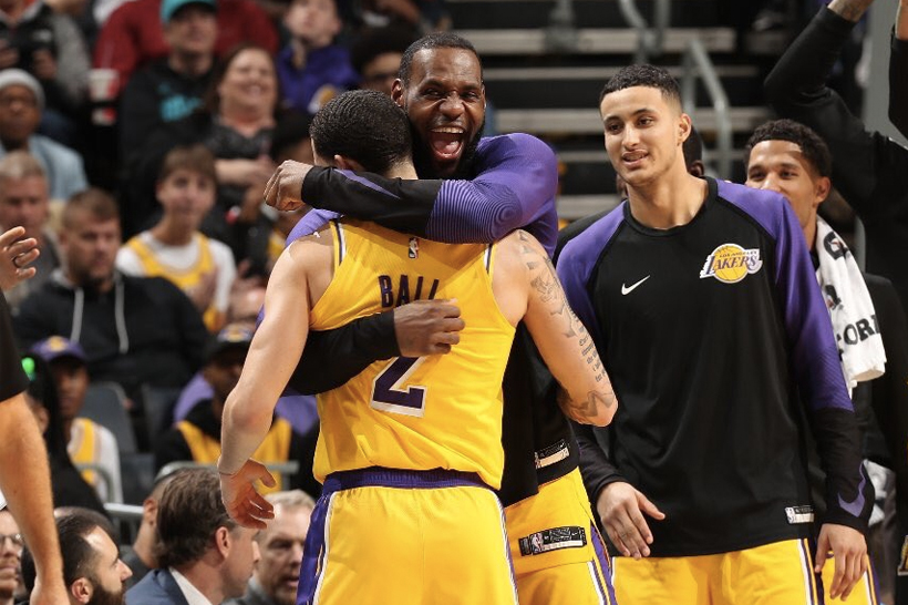 LeBron James 与 Lonzo Ball「同场大三元」率 Lakers 击退 Hornets