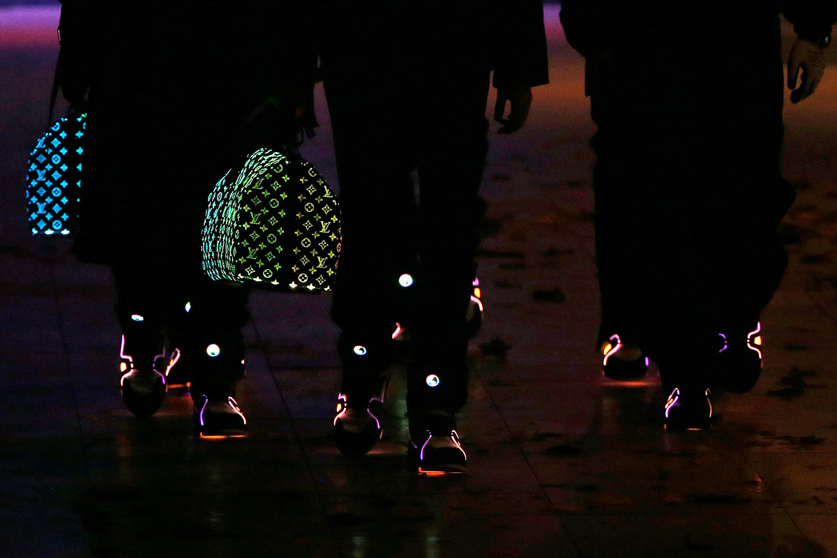Louis Vuitton 夜光包袋与球鞋闪耀秀场