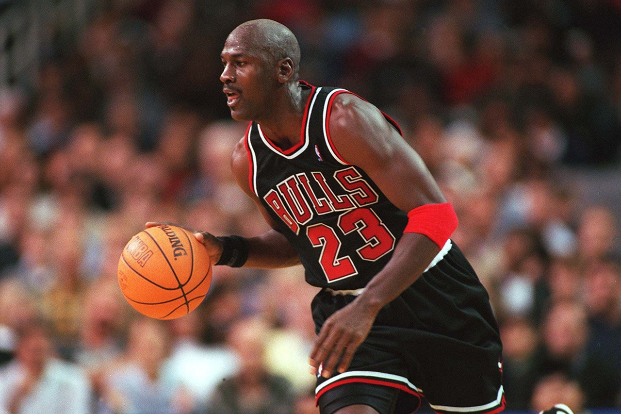 谁是 NBA 历史最强？Michael Jordan 网络票选结果大胜 LeBron <b class=