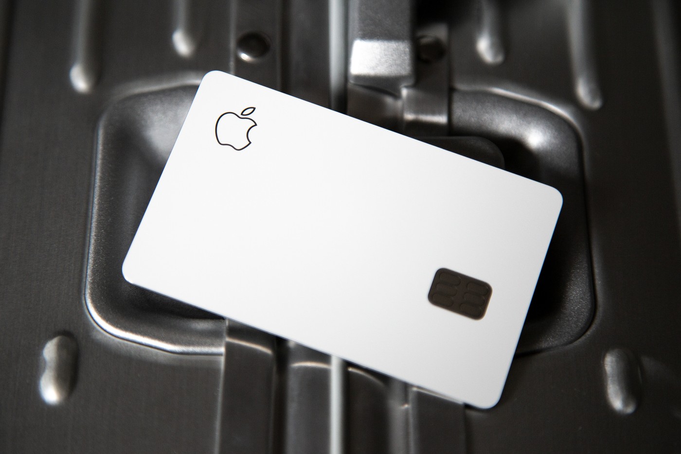 美国手机壳公司为 Apple Card 打造专属木质保护壳